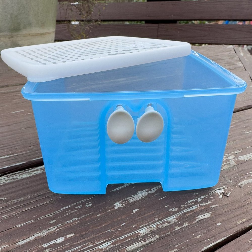 Vintage Tupperware Fridgesmart Cool Blue -- Small -- Vented Produce Container